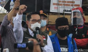 ridwan-kamil-temui-massa-aksi-tolak-omnibus-law-di-bandung-3_169