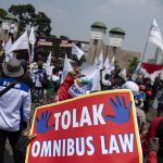 sejumlah-buruh-melakukan-aksi-unjuk-rasa-di-depan-gedung_200729142902-733
