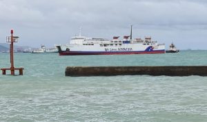kapal-feri-kmp-safira-nusantara-kandas-di-laut-merak-foto-m-iqbaldetikcom-1_169