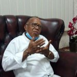 i-made-bagiasa-kesulitan-politisi-senior-i-made-bagias-operasikan-smartphone-untuk-virtual